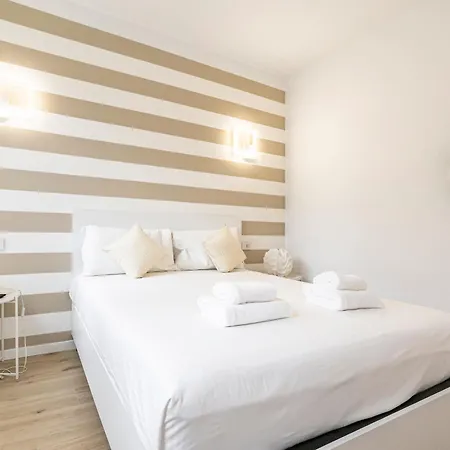 Apartment Charming 230m From Isola M5