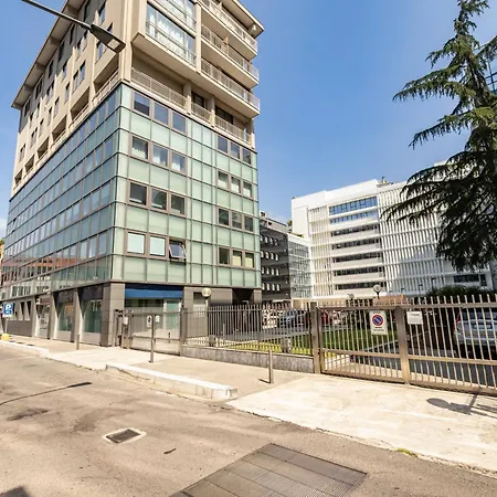 Charming 230m From Isola M5 *